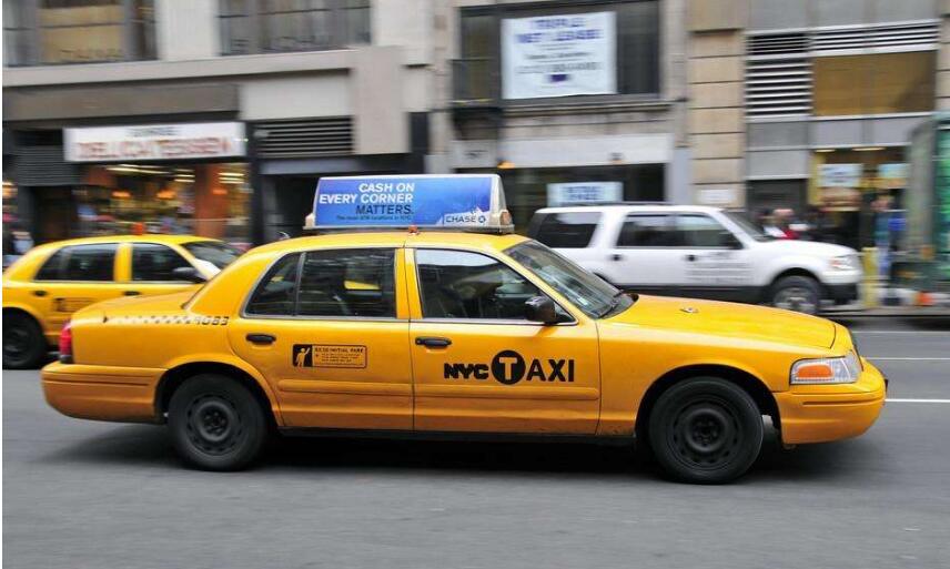 坐出租车 taking a taxi